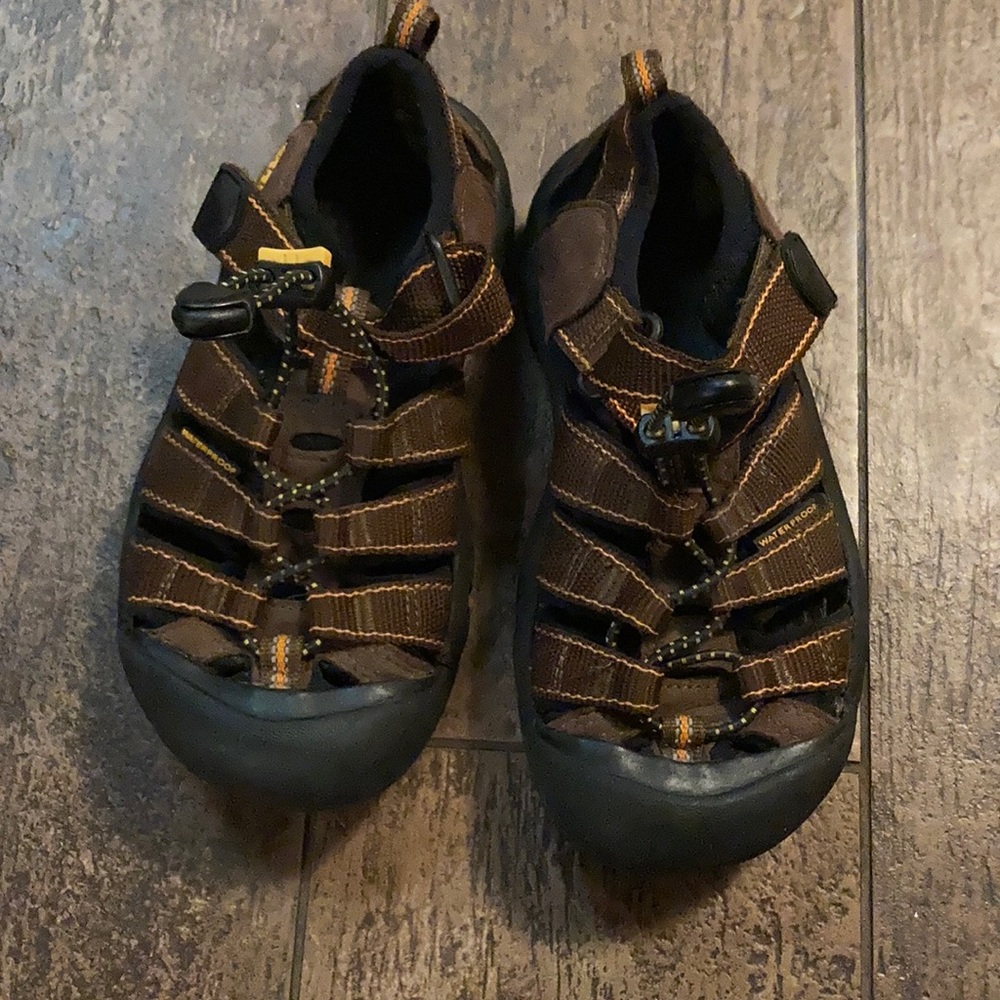 Kids Keens- Like new size 13